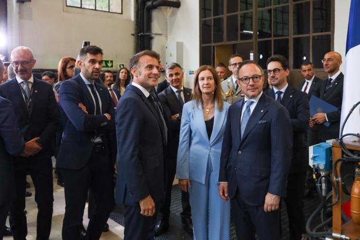 El president de la república francesa, Emmanuel Macron, el cap de Govern, Xavier Espot, i la directora general de FEDA, Silvia Calvó.