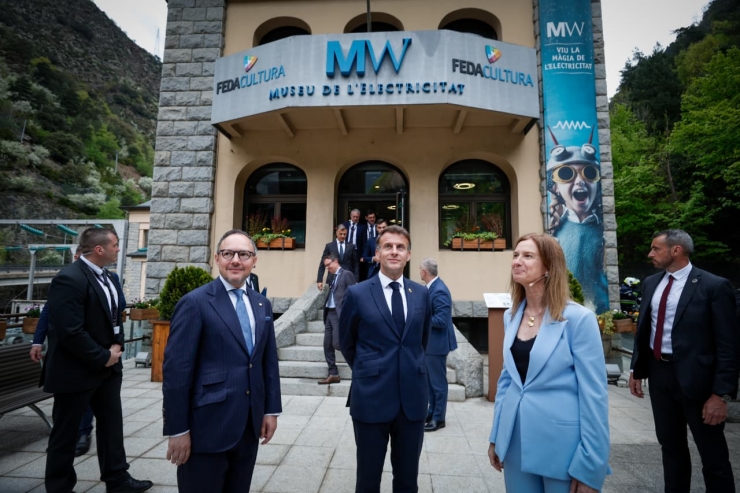 La directora general de FEDA, Silvia Calvó, el cap de Govern, Xavier Espot, i el president de la república francesa, Emmanuel Macron.