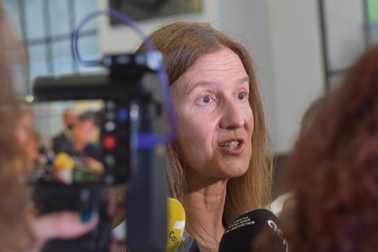 La presidenta de FEDA, Silvia Calvó, durant l'atenció als mitjans.