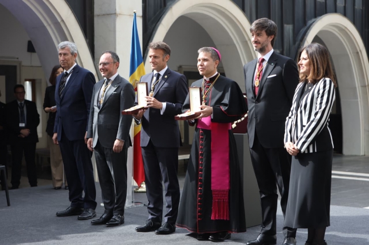El cap de Govern, Xavier Espot, amb el copríncep francès, Emmanuel Macron, i el copríncep episcopal, Josep-Lluís Serrano Pentinat.