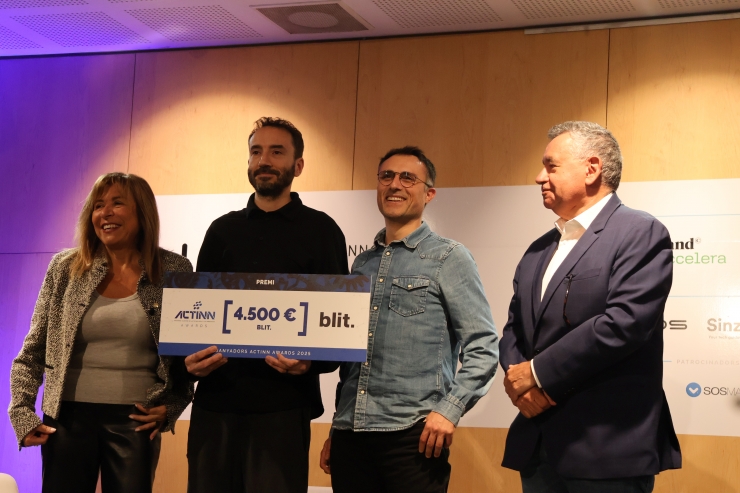 La ministra de presidència, economia, treball i habitatge, Conxita Marsol, el CEO de Blit Entertainment, Marc Colomines, i el president d'ACTINN, Albert Moles, durant la recollida del premi.