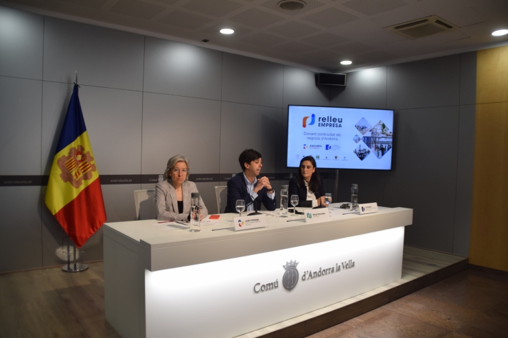 La directora general d’Andorra Business, Judit Hidaldo, el cònsol major d'Andorra la Vella, Sergi González, i la directora de la Cambra de Comerç, Indústria i Serveis, Sol Rossell, durant la presentació 'Relleu Empresa'.