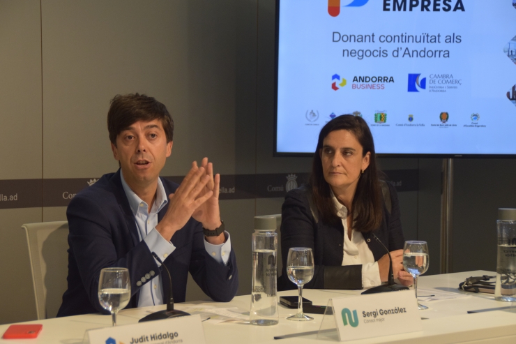 El cònsol major d'Andorra la Vella, Sergi González, i la directora de la Cambra de Comerç, Indústria i Serveis, Sol Rossell, durant la presentació 'Relleu Empresa'.