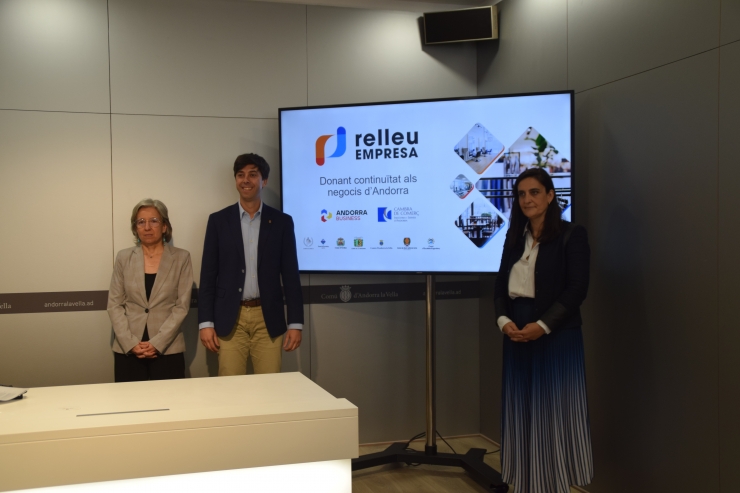 La directora general d’Andorra Business, Judit Hidaldo, el cònsol major d'Andorra la Vella, Sergi González, i la directora de la Cambra de Comerç, Indústria i Serveis, Sol Rossell, durant la presentació 'Relleu Empresa'.