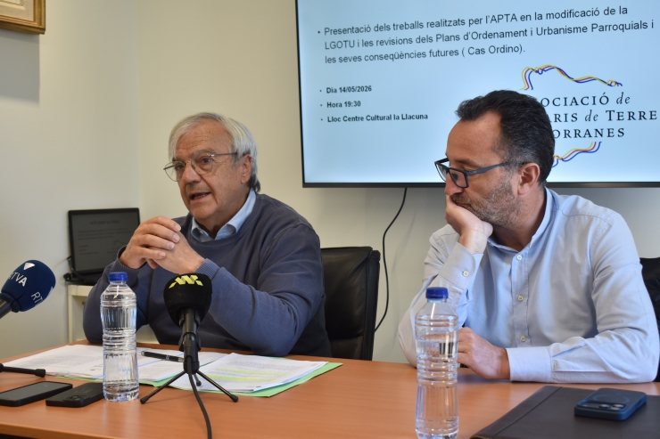 El president de l'APTA, Josep Duró, i el secretari de l'ens, Jordi Cerqueda, en roda de premsa.