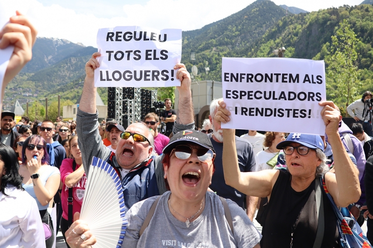 Un grup de persones protestant per la crisi de l'habitatge durant la visita del president francès Emmanuel Macron.
 
