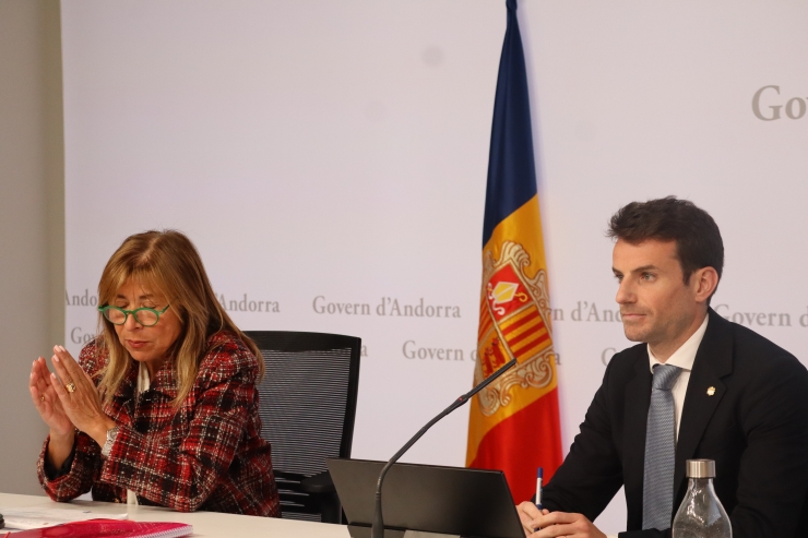 La ministra de Presidència, Economia, Treball i Habitatge, Conxita Marsol, i el secretari d’Estat d’Empresa, Diversificació Econòmica i Innovació, Marc Saura, durant la roda de premsa.