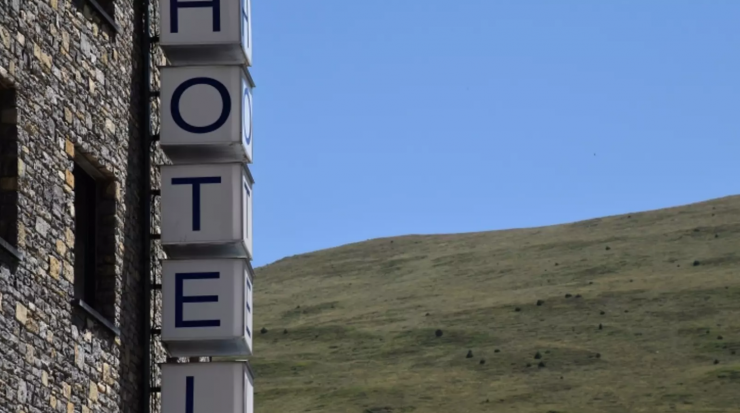 Un hotel del país.