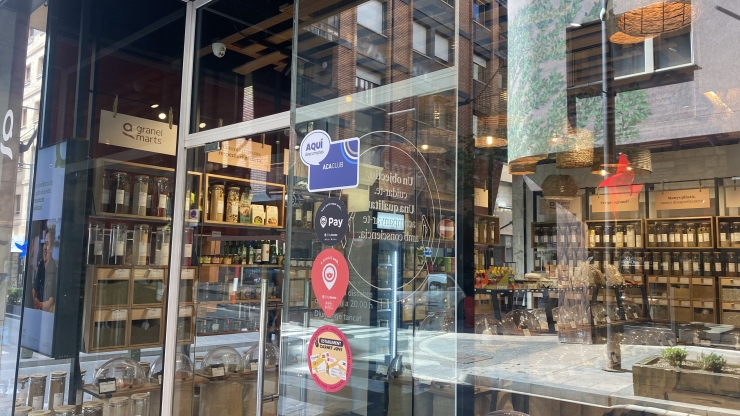 Diferents adhesius a un negoci, entre les que apareix la de l'ACA Club.