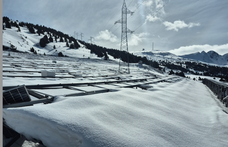 El parc fotovoltaic de Grau Roig ple de neu.
 