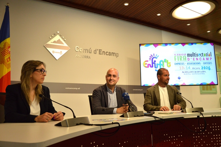 El cònsol menor d'Encamp, Xavier Fernàndez i el conseller de  Finances,  Esports i Reactivació Econòmica, Nino Marot, i la tècnica de Reactivació  Econòmica Mar Querencia, durant la presentació de l'Enfira't.
 