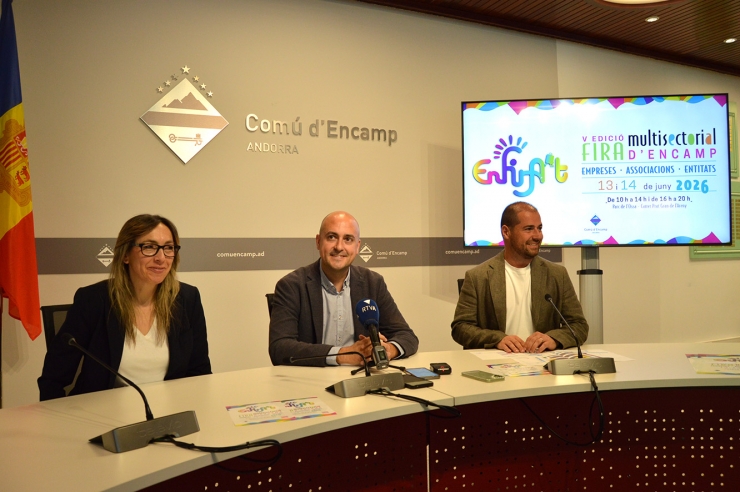El cònsol menor d'Encamp, Xavier Fernàndez i el conseller de  Finances,  Esports i Reactivació Econòmica, Nino Marot, i la tècnica de Reactivació  Econòmica Mar Querencia, durant la presentació de l'Enfira't.
 