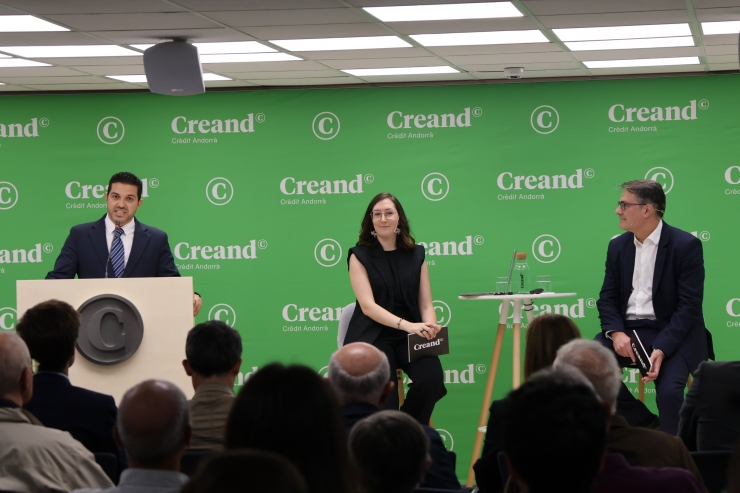 La coordinadora de Gestió d'Actius i Alternatius de Creand Crèdit Andorrà, Estel Sardà, i el director de Gestió d'Actius de Creand Crèdit Andorrà, Ignacio Fonseca, durant la conferència 'Invertir sempre és una opció: claus per crear una cartera en temps d'incertesa'.