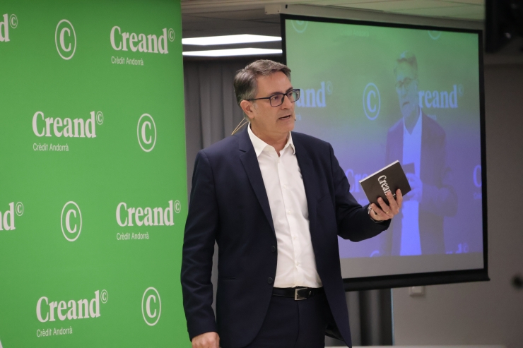 El director de Gestió d'Actius de Creand Crèdit Andorrà, Ignacio Fonseca, durant la conferència 'Invertir sempre és una opció: claus per crear una cartera en temps d'incertesa'.