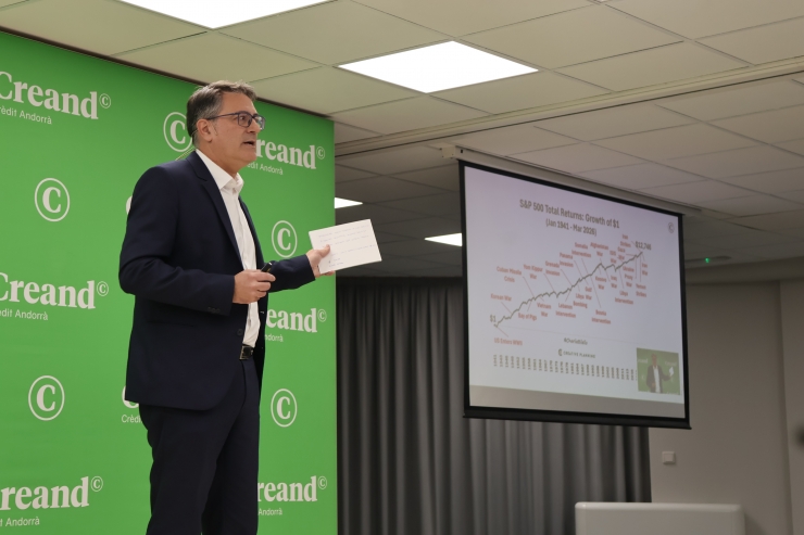 El director de Gestió d'Actius de Creand Crèdit Andorrà, Ignacio Fonseca, durant la conferència 'Invertir sempre és una opció: claus per crear una cartera en temps d'incertesa'