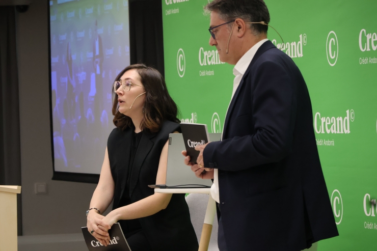 La coordinadora de Gestió d'Actius i Alternatius de Creand Crèdit Andorrà, Estel Sardà, i el director de Gestió d'Actius de Creand Crèdit Andorrà, Ignacio Fonseca, durant la conferència 'Invertir sempre és una opció: claus per crear una cartera en temps d'incertesa'