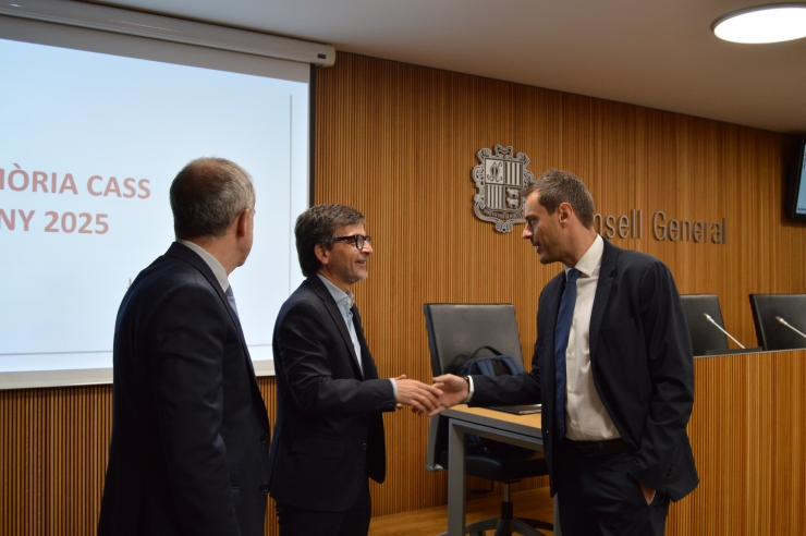 El president del consell d’administració de la Caixa Andorrana de Seguretat Social, Marc Galabert, saluda el president de la comissió gestora del Fons de Reserva de Jubilació, Jordi Cinca, abans de la compareixença en seu parlamentària.