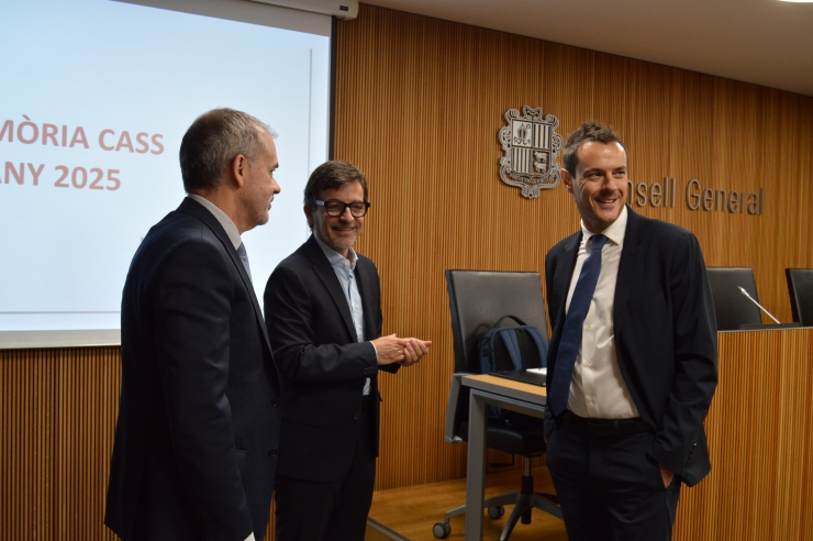 El president del consell d’administració de la Caixa Andorrana de  Seguretat Social, Marc Galabert, i el president de la comissió  gestora del Fons de Reserva de Jubilació, Jordi Cinca, abans de la  compareixença en seu parlamentària.
 