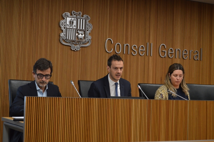 El president del consell d’administració de la Caixa Andorrana de  Seguretat Social, Marc Galabert, i el president de la comissió  gestora del Fons de Reserva de Jubilació, Jordi Cinca, durant la compareixença davant la comissió legislativa de seguiment i sostenibilitat de les pensions de la CASS.
 