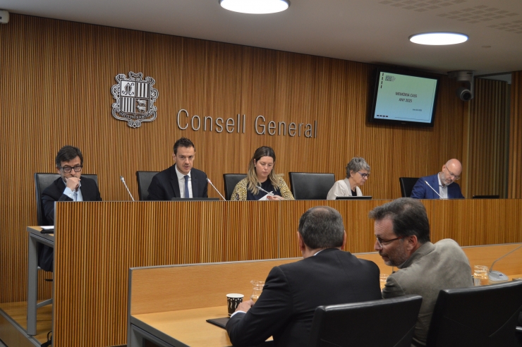 El president del consell d’administració de la Caixa Andorrana de  Seguretat Social, Marc Galabert, i el president de la comissió  gestora del Fons de Reserva de Jubilació, Jordi Cinca, durant la  compareixença davant la comissió legislativa de seguiment i  sostenibilitat de les pensions de la CASS.
 