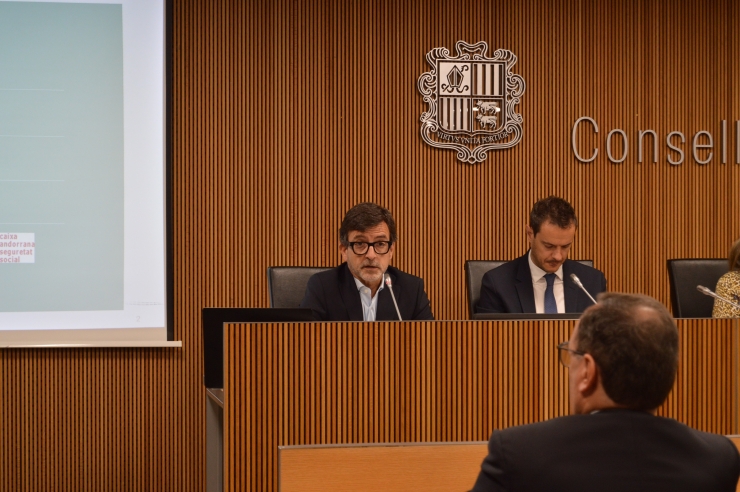 El president del consell d’administració de la Caixa Andorrana de Seguretat Social, Marc Galabert, i el president de la comissió gestora del Fons de Reserva de Jubilació, Jordi Cinca, durant la compareixença davant la comissió legislativa de seguiment i sostenibilitat de les pensions de la CASS.