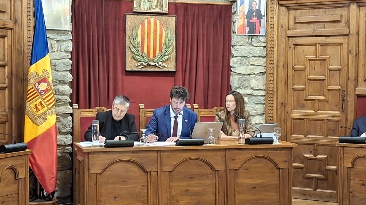 El cònsol de Sant Julià de Lòria, Cerni Cairat, durant la sessió de consell de comú.