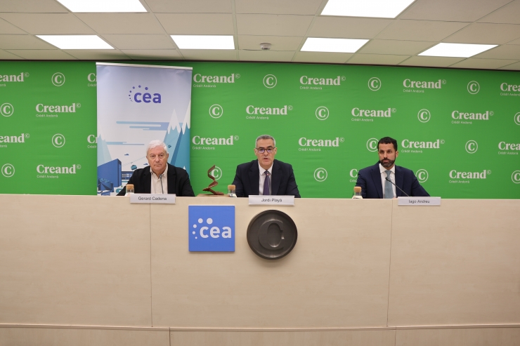 El president de la CEA, Gerard Cadena, el director de l'àrea de Banca Comercial de Creand Crèdit Andorrà, Jordi Playà, i el director de la CEA, Iago Andreu, durant la presentació dels premis.