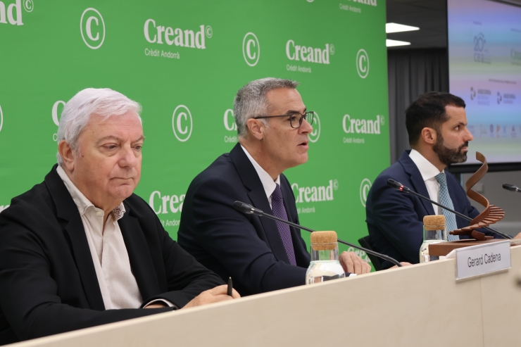 El president de la CEA, Gerard Cadena, el director de l'àrea de Banca Comercial de Creand Crèdit Andorrà, Jordi Playà, i el director de la CEA, Iago Andreu, durant la presentació dels premis.