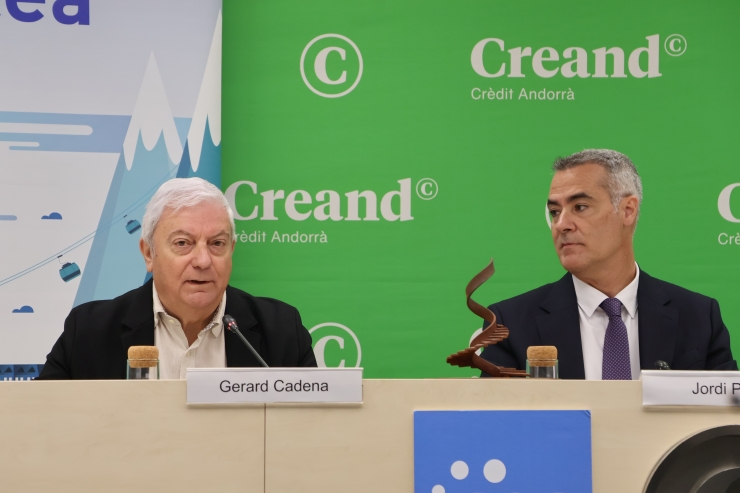 El president de la CEA, Gerard Cadena, el director de l'àrea de Banca Comercial de Creand Crèdit Andorrà, Jordi Playà, i el director de la CEA, Iago Andreu, durant la presentació dels premis.