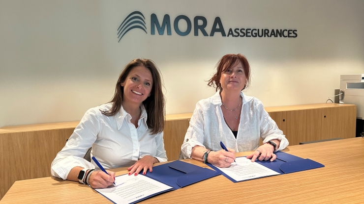 La directora de Negoci de Mora Assegurances, Carlota Vallvé, i la presidenta de l’Associació de Dones d’Andorra, Elvira Geli.