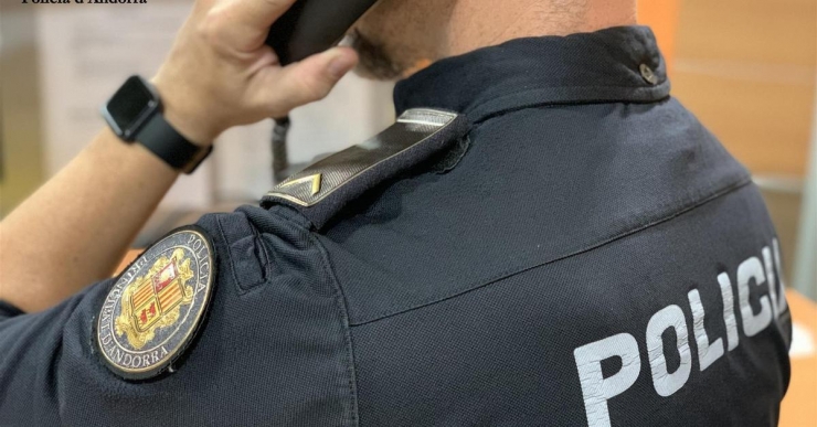 Un agent de la policia.