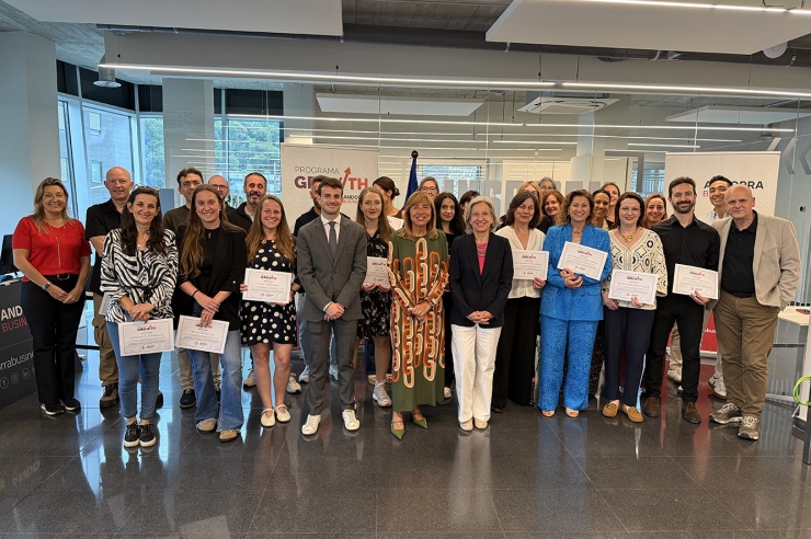 Els participants en el Programa Growth, amb la ministra de Presidència, Economia, Treball i Habitatge, i presidenta d’Andorra Business, Conxita Marsol.