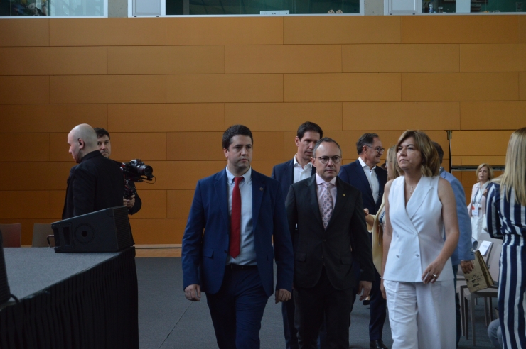 El cap de Govern, Xavier Espot, amb la presidenta de la Trobada Empresarial al Pirineu, Montse Pujol i l'alcalde de la Seu d'Urgell, Joan Barrera, a la seva arribada a la cita.