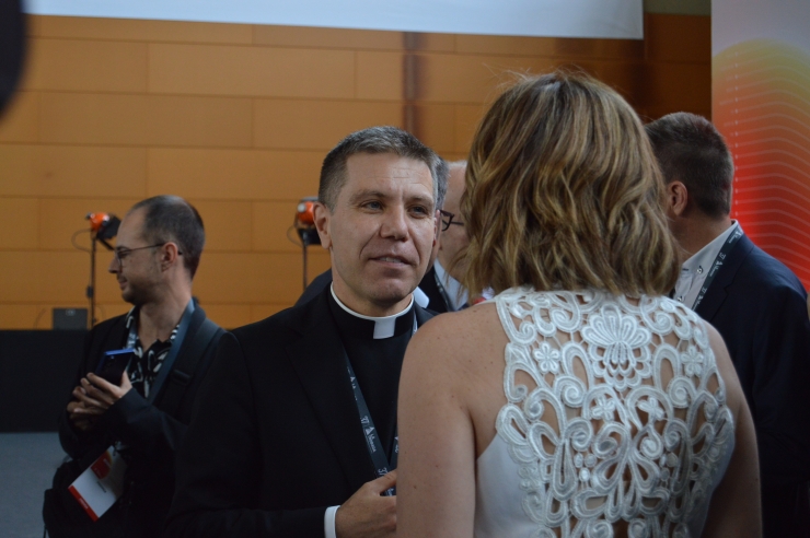 El copríncep episcopal, Josep-Lluís Serrano Pentinat, conversa amb la presidenta de la Trobada  Empresarial al Pirineu, Montse Pujol.