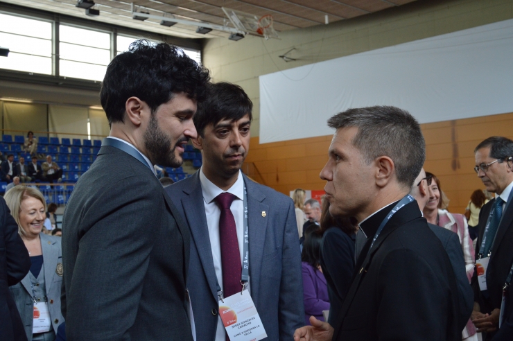 El copríncep episcopal, Josep-Lluís Serrano Pentinat, conversa amb el president del grup parlamentari de Concòrdia, Cerni Escalé i amb el cònsol major d'Andorra la Vella, Sergi González.