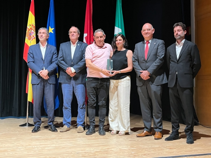 El moment del lliurament del premi a Pirinenca de Serveis.