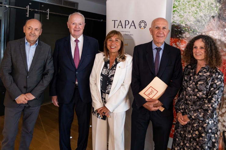 El president sortint i el nou del TAPA amb la ministra de Presidència, Economia, Treball i Habitatge, Conxita Marsol.