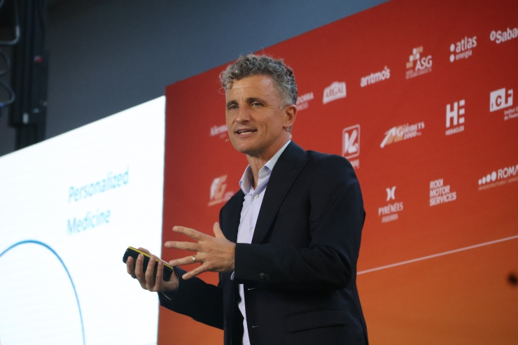 El divulgador científic, nutricionista i director del màster en PNIE, Xevi Verdaguer, durant la conferència 'Longevitat: com complir anys amb qualitat de vida'.