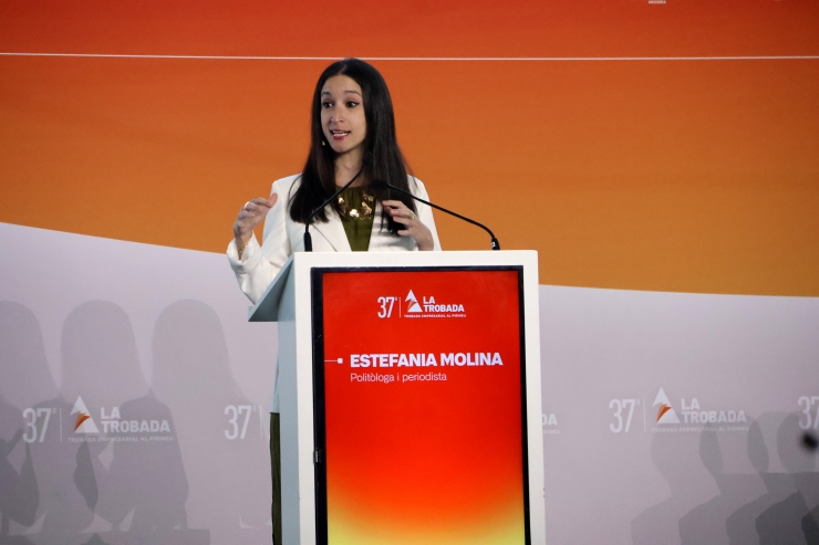 La politòloga i periodista, Estefania Molina, intervenint a la taula rodona 'Boomers enfront joves: quin futur volem i com el construïm'.