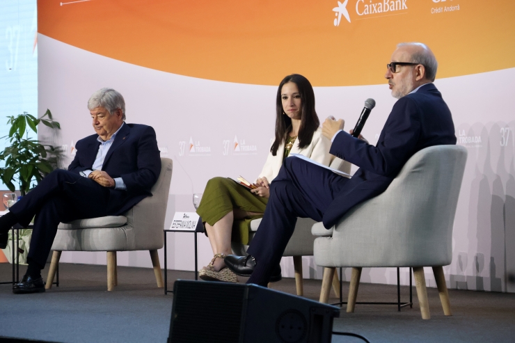 El catedràtic d'Economia de la Universitat Pompeu Fabra, Guillem López; la politòloga i periodista, Estefania Molina; i el periodista Antoni Bassas, durant la taula rodona 'Boomers enfront joves: quin futur volem i com el construïm'.