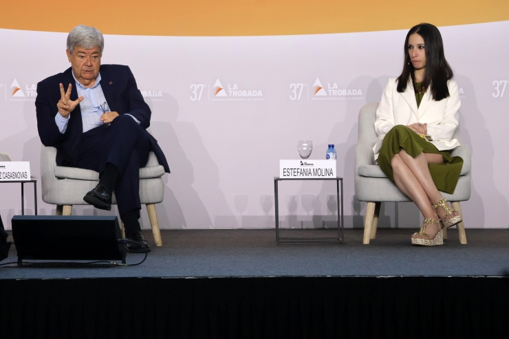El catedràtic d'Economia de la Universitat Pompeu Fabra, Guillem López; i la politòloga i periodista, Estefania Molina; durant la taula rodona 'Boomers enfront joves: quin futur volem i com el construïm'.