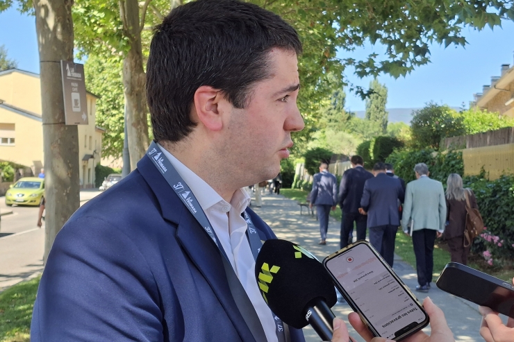 L'alcalde de la Seu d'Urgell, Joan Barrera, atenent els mitjans de comunicació.