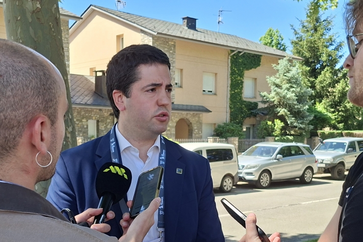 L'alcalde de la Seu d'Urgell, Joan Barrera, atenent els mitjans de comunicació.