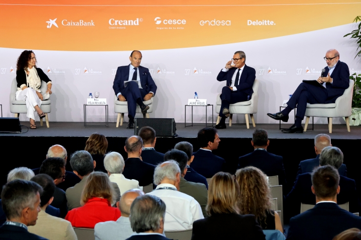 La vicepresidenta de Hipra, Maria del Mar Nogareda; el president de Naturhouse, Félix Revuelta; i el president de Tendam, Jaume Miquel; a la taula rodona 'Liderar internacionalment: sol o acompanyat', moderada pel periodista Antoni Bassas.