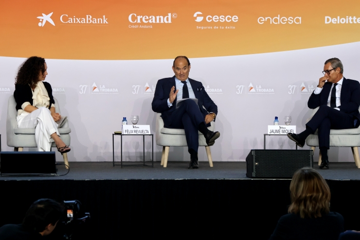 La vicepresidenta de Hipra, Maria del Mar Nogareda; el president de Naturhouse, Félix Revuelta; i el president de Tendam, Jaume Miquel; a la taula rodona 'Liderar internacionalment: sol o acompanyat'.