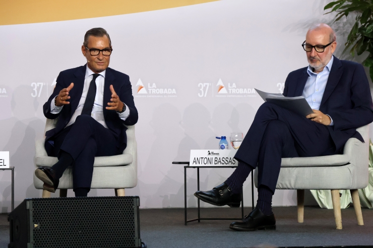 El president de Tendam, Jaume Miquel; amb el periodista i moderador, Antoni Bassas, durant la taula rodona 'Liderar internacionalment: sol o acompanyat'.