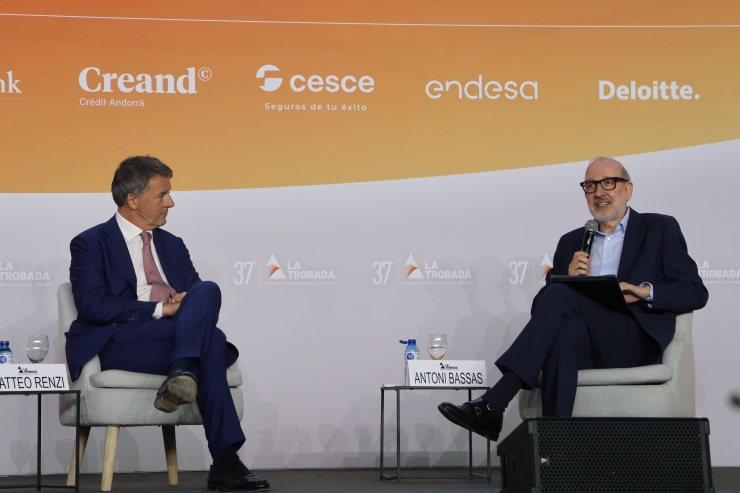 El senador i ex primer ministre d'Itàlia, Matteo Renzi, i el periodista, Antoni Bassas, durant l'acte.
