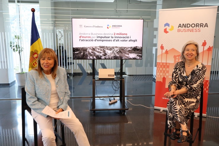 La ministra de Presidència, Economia, Treball i Habitatge i presidenta d'Andorra Business, Conxita Marsol; i la directora d'Andorra Business, Judit Hidalgo, explicant els nous incentius per a les empreses.