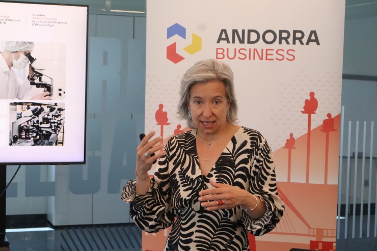 La directora d'Andorra Business, Judit Hidalgo, en roda de premsa.
