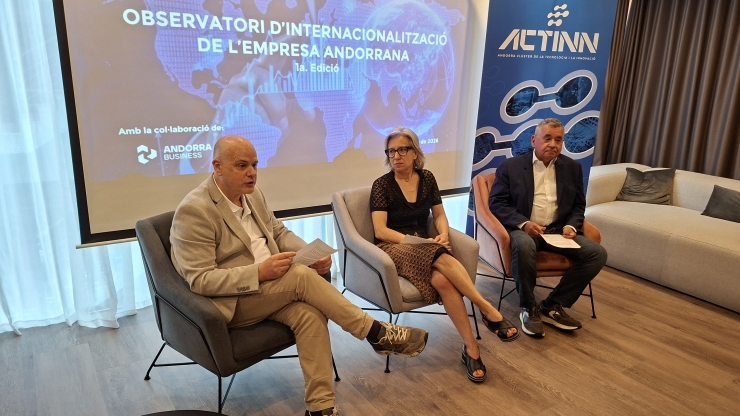 El director irector general d'Actinn, Ignasi Martín, amb la Directora d'Andorra Business, Judit Hidalgo, i el president d'Actinn, Albert Moles, presentant l'Observatori d'Internacionalització de l'Empresa Andorrana.
